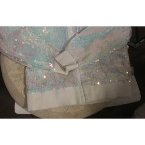 I’m am selling a hoodie/shirt that hasn’t been worn.